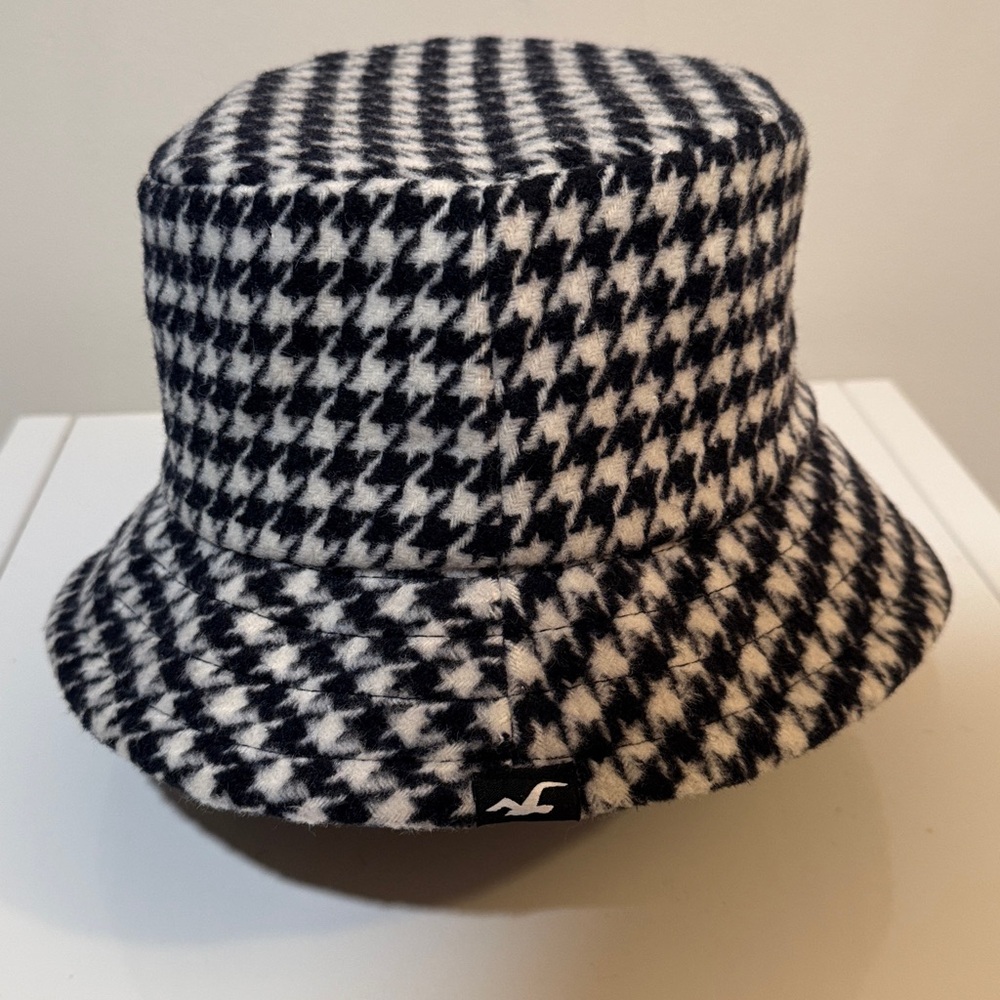HOLLISTER BUCKET HAT FLEECE HOUNDSTOOTH PRINT BLACK WHITE ONE SIZE
